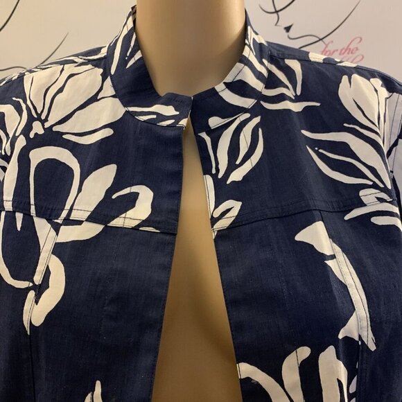 Chico's. Size 1 - Small. Open front jacket. 3/4 Sleeve. Button Cuff. B92. - Picture 4 of 4